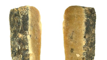 An zwei Steinklingen aus der Altsteinzeit klebt noch 120.000 Jahre altes Birkenpech. | Bild: picture-alliance/dpa