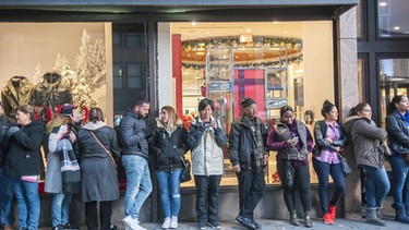 In New York stehen Leute vor einem Geschäft Schlange. Sie warten auf die Eröffnung der "Black-Friday-Angebote".  | Bild: picture alliance / Photoshot