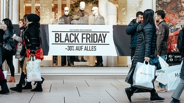 Leute mit vielen Tüten beim Einkaufen in der Frankfurter Innenstadt während des Black Friday am 23.11.2018. | Bild: picture-alliance/dpa