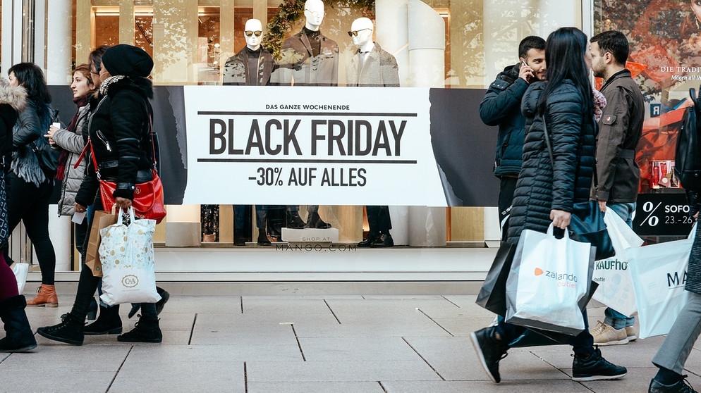 Leute mit vielen Tüten beim Einkaufen in der Frankfurter Innenstadt während des Black Friday am 23.11.2018. | Bild: picture-alliance/dpa
