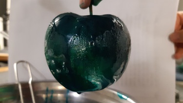Ein Apfel mit blauem Zuckerüberzug. | Bild: BR | Mischa Drautz