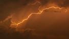 Ein Blitz zuckt über den dunklen Gewitterhimmel überm See | Bild: BR/Andreas Hartl