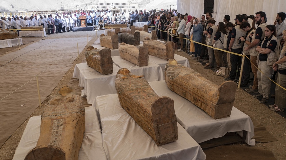 Menschen betrachten die kürzlich in Luxor entdeckten Holzsärge. | Bild: dpa-Bildfunk
