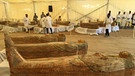 Archäologen begutachten die entdeckten Holzsärge | Bild: dpa-bildfunk