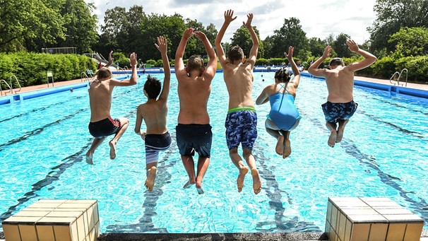 Sechs Kinder springen ins Becken eines Freibads (Ansicht von hinten) | Bild: BR 