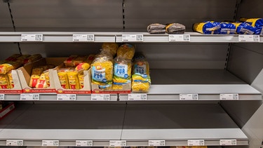 Ein halb leeres Supermarktregal | Bild: dpa-Bildfunk