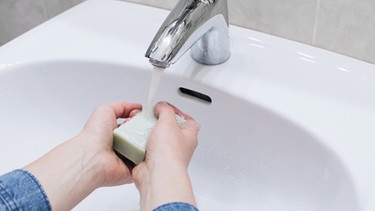 Händewaschen mit Seife | Bild: dpa-Bildfunk