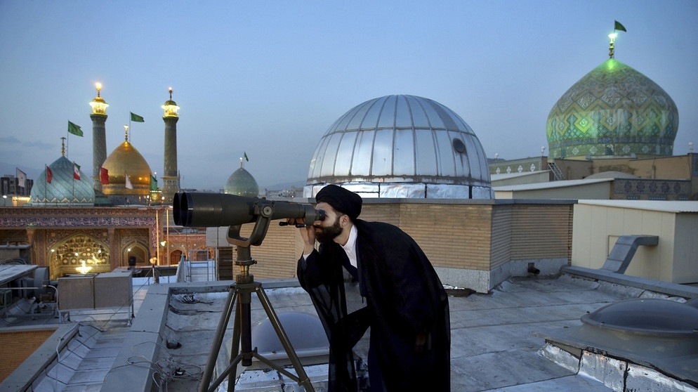 Ramadan - Geistlicher schaut durch ein Teleskop | Bild: dpa-Bildfunk