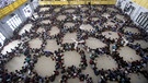 Ramadan - Schüler sitzen im Kreis und lesen im Koran  | Bild: dpa-Bildfunk