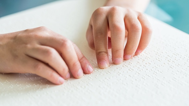 Blindes Kind ertastet mit den Händen die Brailleschrift | Bild: picture-alliance/dpa
