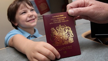 Auf dem Reisepass, den der 5-jährigen Elliot Coutts Miller, in London im Oktober 2010 vorzeigt, steht noch "European Union". | Bild: picture-alliance/dpa
