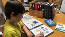 Briefmarkensammler Jonas inmitten seiner Sammlung | Bild: BR | Markus Vester 