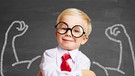 Ein kleiner Junge mit Brille. | Bild: stock.adobe.com/Robert Kneschke