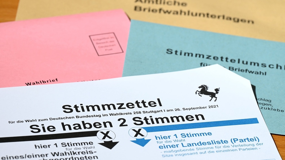 Ein Stimmzettel für die Briefwahl zur Bundestagswahl liegt auf einem Tisch. | Bild: dpa-Bildfunk/Bernd Weißbrod