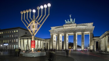 Vor dem Brandenburger Tor in Berlin steht 2018 Europas größter Chanukka-Leuchter. Chanukka ist das jüdische Lichterfest. | Bild: picture alliance | Wolfram Kastl | dpa