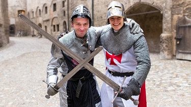 Der Schwert-Check / Julian mit Schwert-Experte Tom auf der Burg Burghausen. | Bild: BR / megaherz GmbH