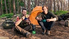 Der Camping-Check / Von Outdoor-Experte Joe kann Tobi noch einiges lernen... | Bild: BR / megaherz GmbH