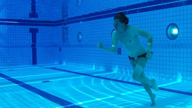 Unter-Wasser-gehen?! | Checker Tobi versucht unter Wasser zu gehen | Bild: BR | megaherz GmbH | Philipp Greitner