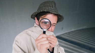 Der Detektiv-Check / Tobi als Detektiv mit Lupe | Bild: BR / megaherz / HF Hopfner