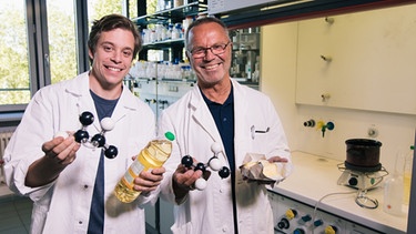 Der Fett-Check / Im Chemielabor: Tobi erlebt Professor Anton eine Fettexplosion. Ob das gut geht? | Bild: BR / megaherz GmbH