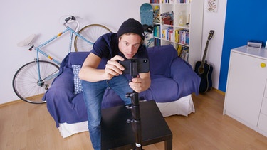 Der Handy-Check / Tobi macht mit seinem Handy ein Video für seinen youtube-Kanal CHECKER WELT | Bild: BR / megaherz GmbH