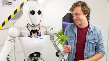Der Roboter-Check / Tobi überreicht Roboterdame Alina eine Blume | Bild: BR / megaherz GmbH