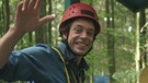 Der Wald-Check / Tobi und Forstwissenschaftler Christian schweben gleich mit dem Kran in die Baumwipfel | Bild: BR / megaherz GmbH