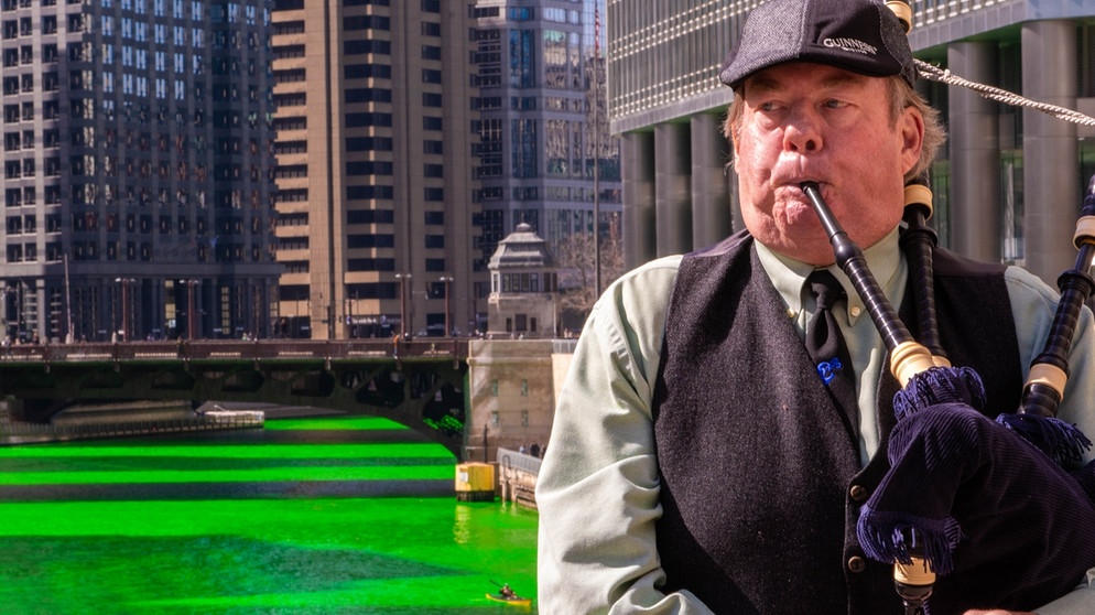 Zur Feier des St. Patrick's Day spielt Chris Coomes Dudelsack auf einer Brücke über dem Chicago River. Der Fluss wird jedes Jahr zu Ehren der irischen Wurzeln vieler Amerikaner grün gefärbt.   | Bild: picture alliance / ZUMAPRESS.com | Dominic Gwinn
