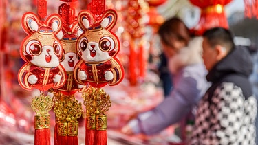 Zum "Jahr des Hasen" gibt es in den Geschäften entsprechende Dekoration zu kaufen. Hier auf dem Renmin Road Spring Festival Goods Market in Fuyang City (China). | Bild: picture alliance / ZUMAPRESS.com | Sheldon Cooper