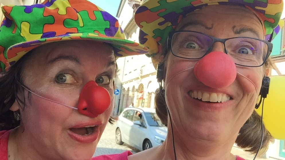 Clownin Lisanne Melzer mit radioMikro-Autorin Susanne Roßbach in einem Selbstversuch. | Bild: BR | Susanne Roßbach