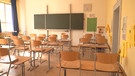 Leeres Klassenzimmer - Schulen geschlossen. | Bild: Bayerischer Rundfunk 2020