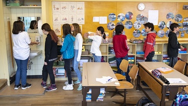 Schüler der Grundschule warten auf das Händewaschen vor dem Unterricht. | Bild: dpa-Bildfunk/Laurent Gillieron