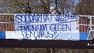 23.03.2020, Baden-Württemberg, Karlsruhe: An einer Brücke in der Innenstadt hängt ein Transparent auf dem "Solidarität ist unsere Waffe!! Gemeinsam gegen den Virus!!" steht.  | Bild: dpa-Bildfunk/Uli Deck