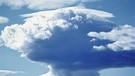 Wolkentypus: Cumulonimbus. Die Gewitterwolken zeigen ein aufziehendes Gewitter an. Erkennbar an den Wolkentürmen. | Bild: picture-alliance/dpa