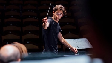 Der Dirigent und Musiker Daniel Grossmann leitet das Orchester "Jewish Chamber Orchestra Munich". | Bild: Thomas Dashuber