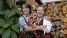  Mädchen und Junge in Dirndl und Lederhose. | Bild: picture-alliance/dpa