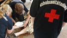Schüler vom Schulsanitätsdienst leisten in Lingen in einer gestellten Situation Erste Hilfe.  | Bild: picture-alliance/dpa