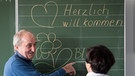 Ehrenamtliche Helfer - ein Lehrer in Rente gibt Deutschunterricht für Flüchtlinge | Bild: picture-alliance/dpa