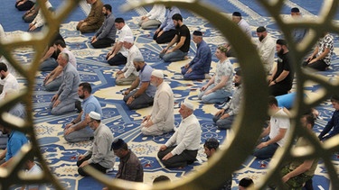 Tschetschenische Muslime beten im Juni 2021 in einer Moschee am ersten Tag von Eid al-Adha in der tschetschenischen Provinzhauptstadt Grosny (Russland).  | Bild: dpa-Bildfunk/Musa Sadulayev