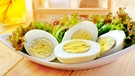 Hartgekochte Eier auf einem Teller. | Bild: colourbox.com