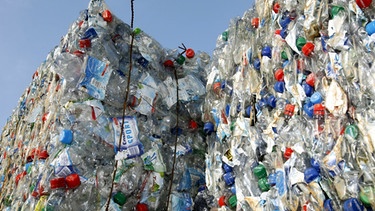 Plastikflaschen auf der Müllhalde | Bild: picture-alliance/dpa