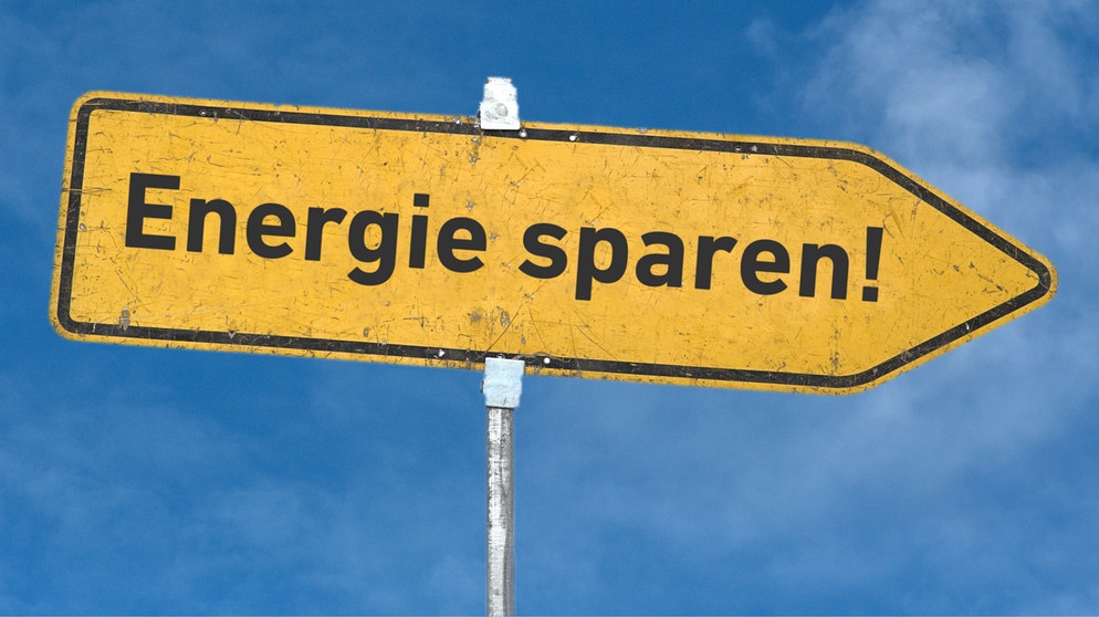 Wegweiser mit Schriftzug "Energie sparen" | Bild: picture alliance / SULUPRESS.DE | Torsten Sukrow/SULUPRESS.DE