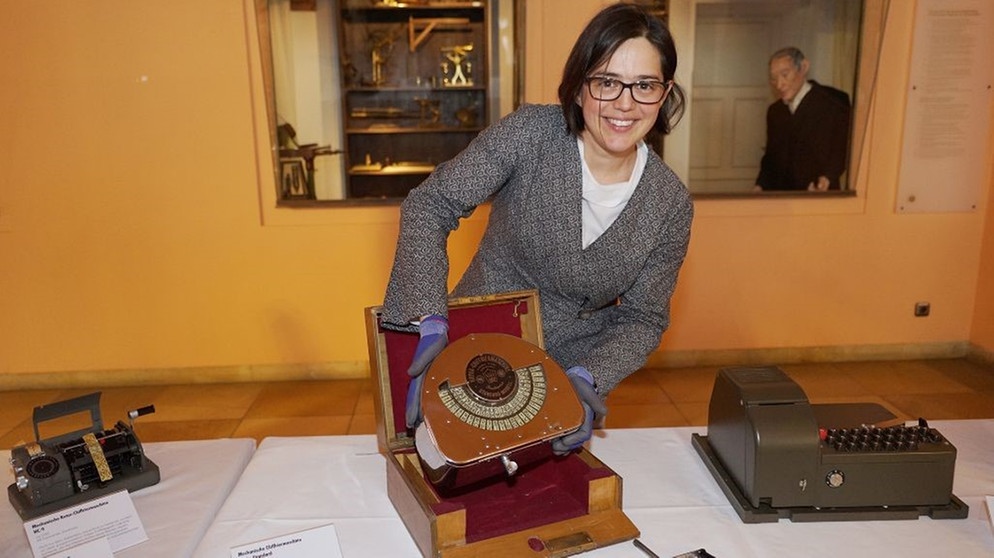 Carola Dahlke, die Kuratorin der Ausstellung über Kryptologie im Deutschen Museum, präsentiert eine Enigma | Bild: Daniel von Loeper
