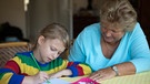 Oma, Kind, Hausaufgaben | Bild: picture alliance / dpa Themendienst