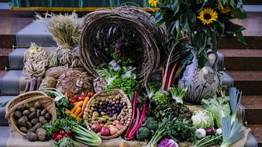 Erntedank: Obst und Gemüse auf den Altarstufen in der Kirche. | Bild: BR/Johanna Schlüter