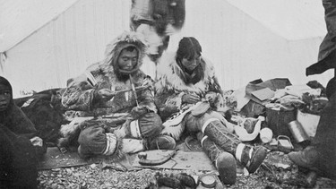 Ein Eskimopärchen bei der Arbeit. Schwarz-weiß-Aufnahme von 1900. | Bild: picture-alliance / Mary Evans Picture Library