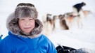 Der neunjährige Dani lebt in einem kleinen Dorf an der rauen Ostküste Grönlands. Gemeinsam mit seinem Vater und seinem Großonkel macht er sich auf die Reise, um Moschusochsen zu jagen. Die beiden gehören zu den letzten Jägern in Grönland, die noch wie früher mit Hundeschlitten unterwegs sind. | Bild: BR/Catherina Conrad