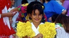 Ein Mädchen im gelben Flamencokleid. | Bild: picture-alliance/dpa