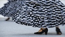 Flamenco: Schuhe unterm weit schwingenden Rock. | Bild: picture-alliance/dpa