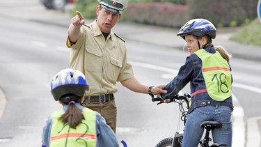 Mädchen bei der Fahrradführerscheinprüfung. | Bild: picture alliance / photothek | Thomas Imo